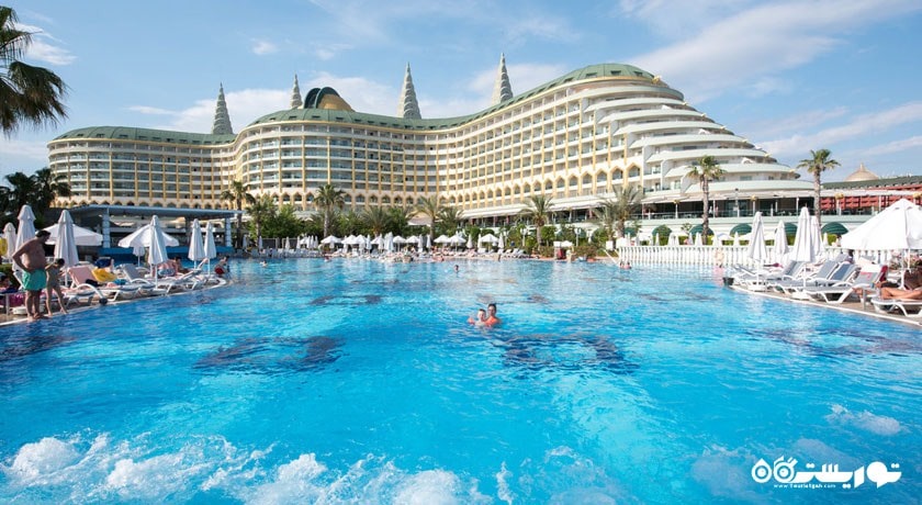 نمای استخر روباز و ساختمان هتل